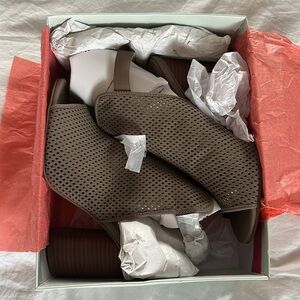 New in Box Sole Society Bombay Women's Shoes in Mushroom Size 9.5